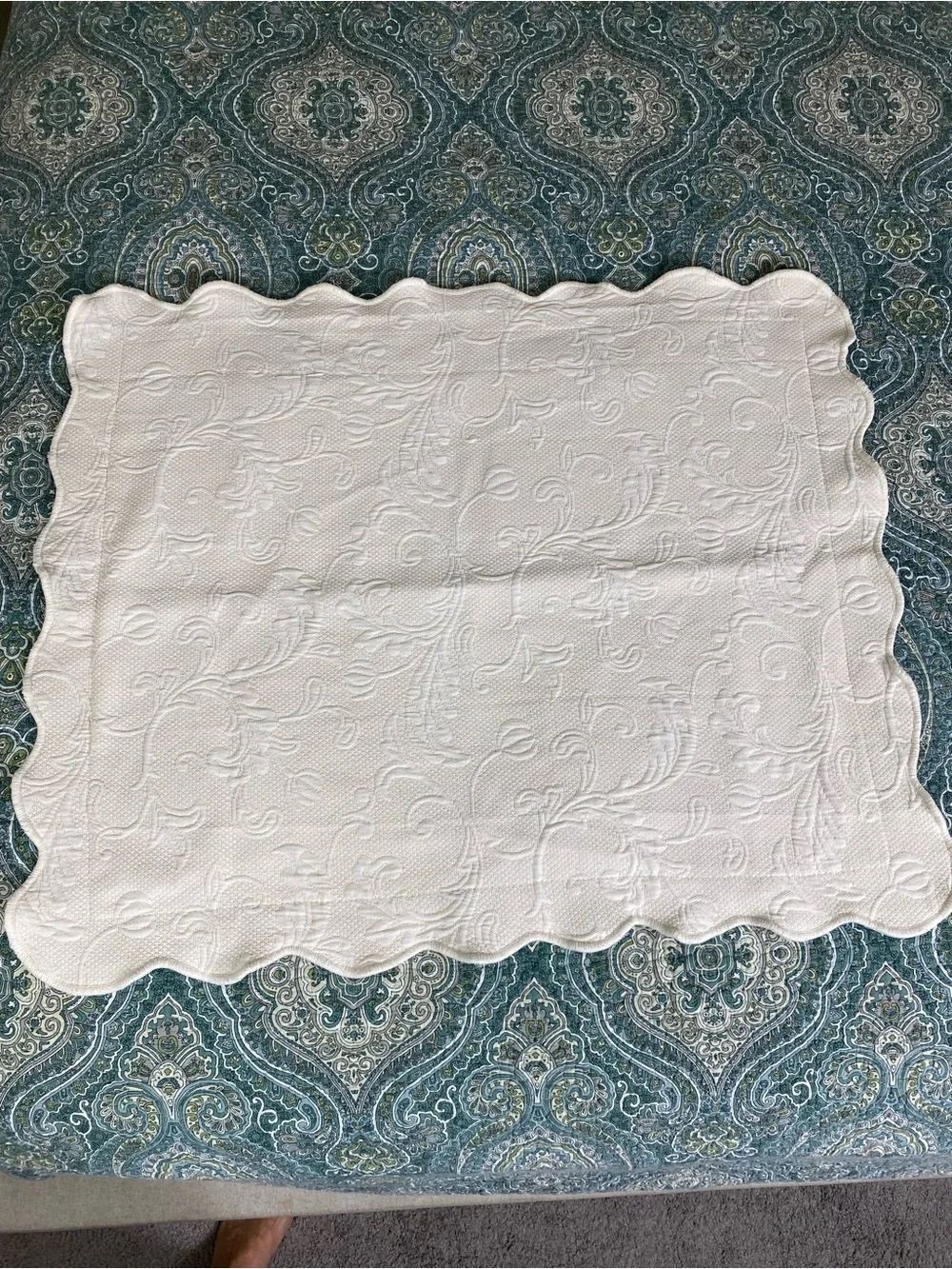 Matelasse Scalloped White Accent Pillow Cover -Colchas Domingo’s cream - Picture 4 of 8